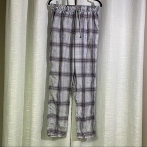 Eddie Bauer flannel/ plaid sleepwear bottoms with front pockets. Good condition
